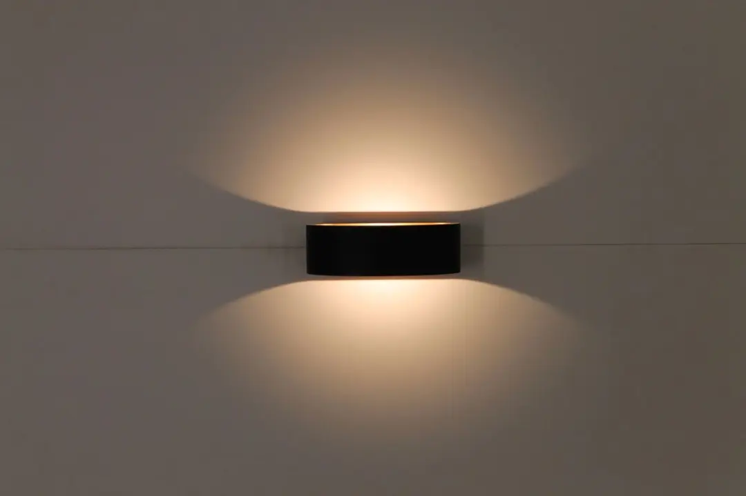 Wandlamp strak LED zwart met goud
