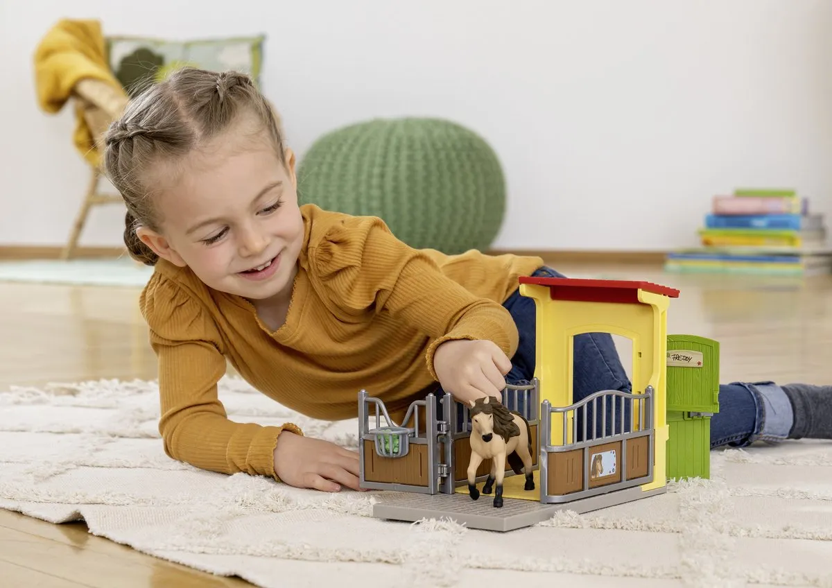 Schleich FARM WORLD Ponystal met IJslanderhengst 42609