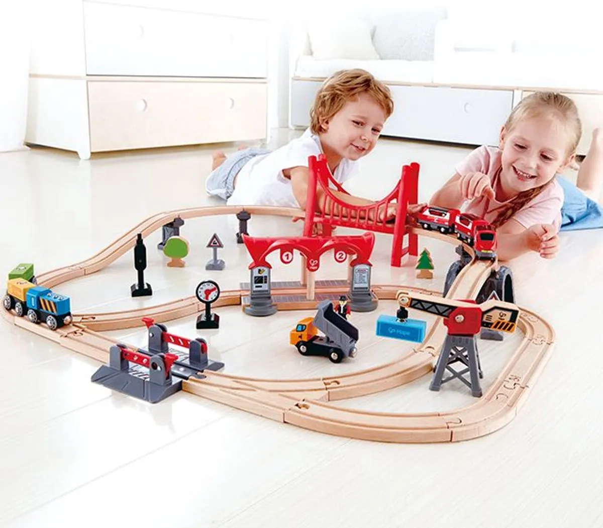 Hape Drukke Stad Treinset E3730 - 51 Onderdelen - Veelkleurig