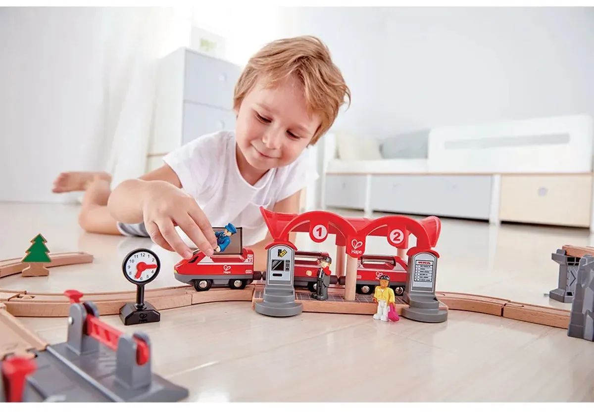 Hape Drukke Stad Treinset E3730 - 51 Onderdelen - Veelkleurig