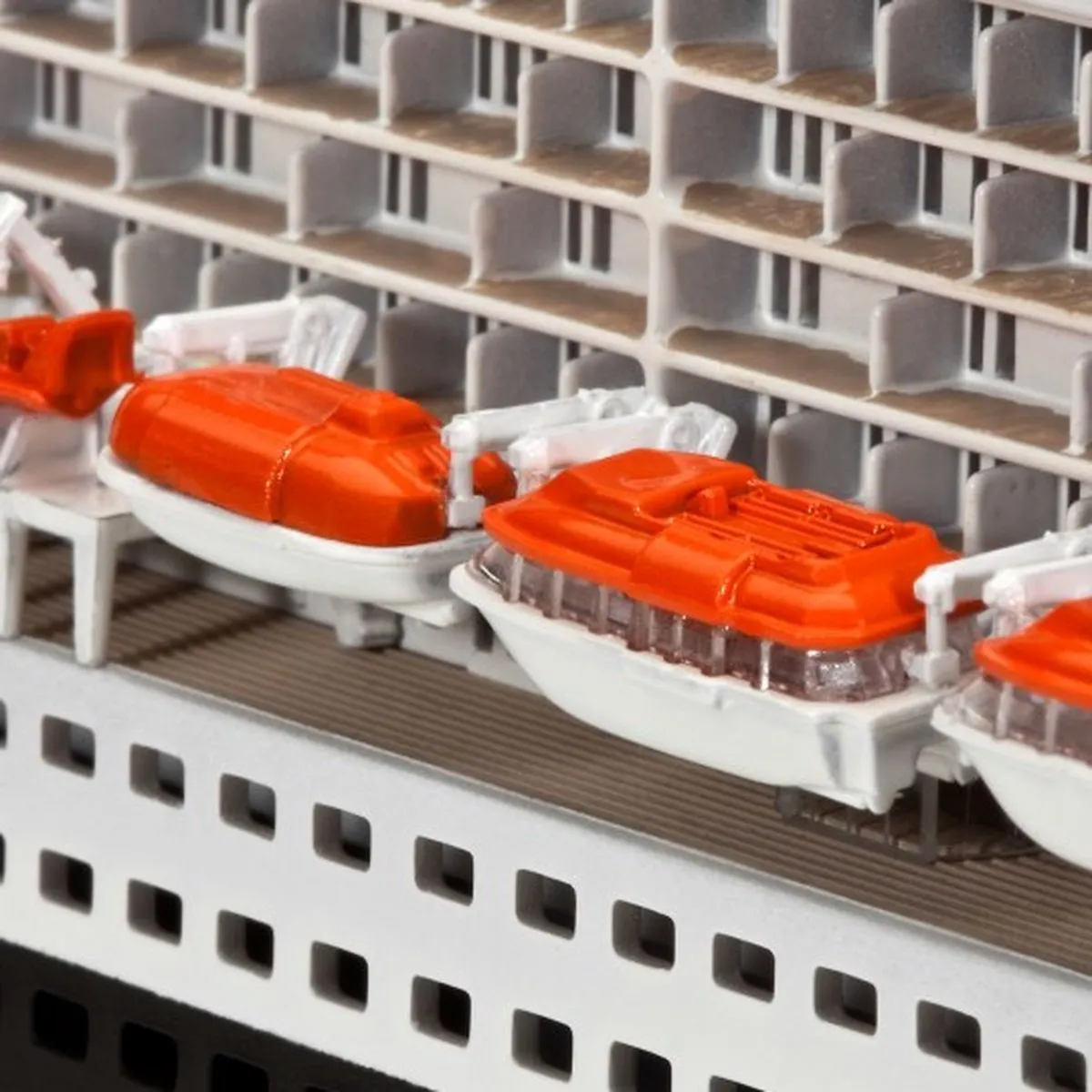 Revell 05231 Ocean Liner Queen Mary 2 Modelbouwpakket - 1:700 - Multi