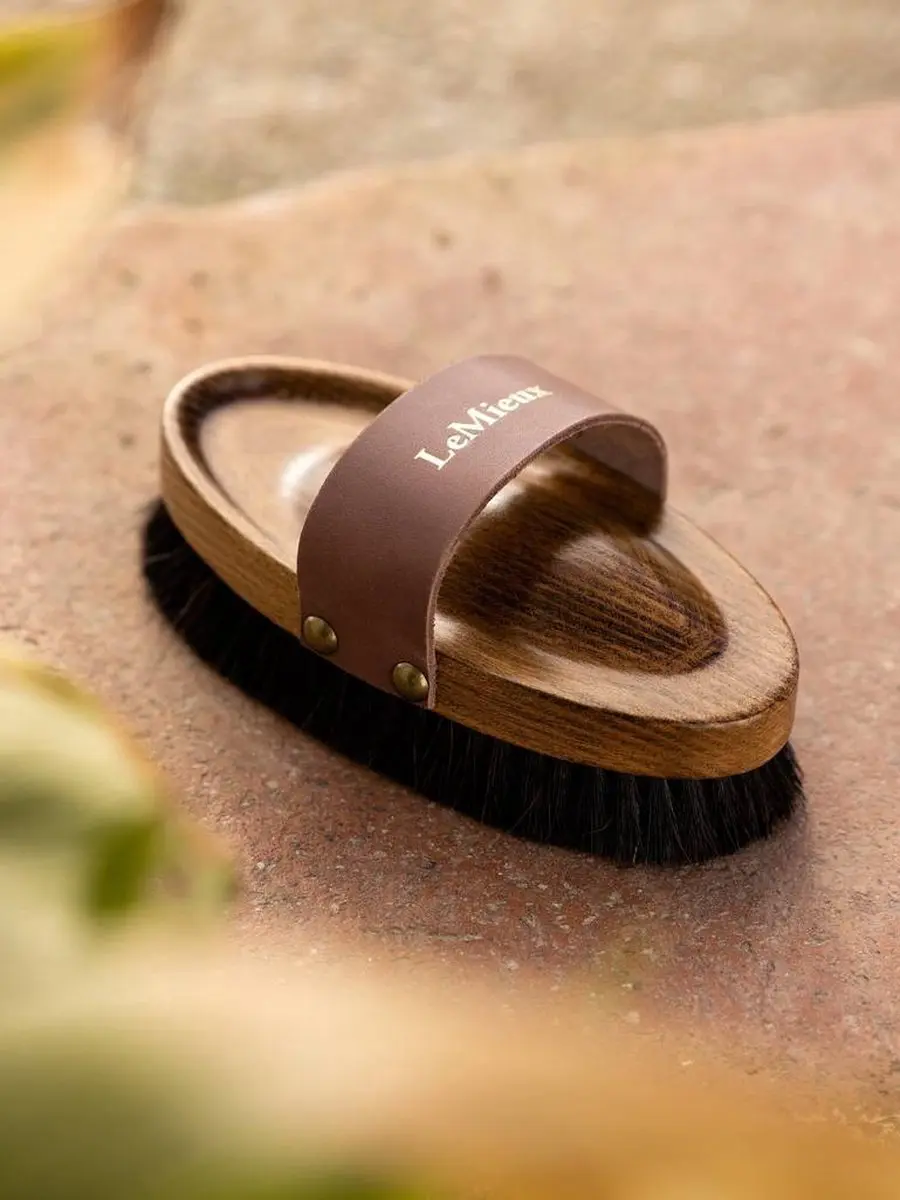LeMieux Artisan Lamswol Body Borstel Brown Bruin