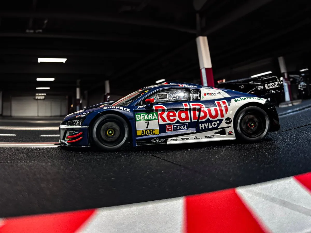 Carrera Audi R8 LMS GT3 evo II Abt Sportsline Red Bull 132 - Rood