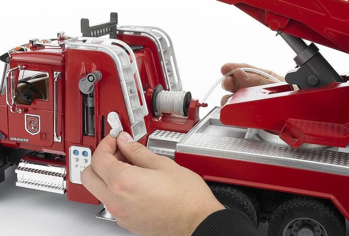 Bruder Mack Granite brandweerauto - Met ladder en waterpomp - Vanaf 4 jaar