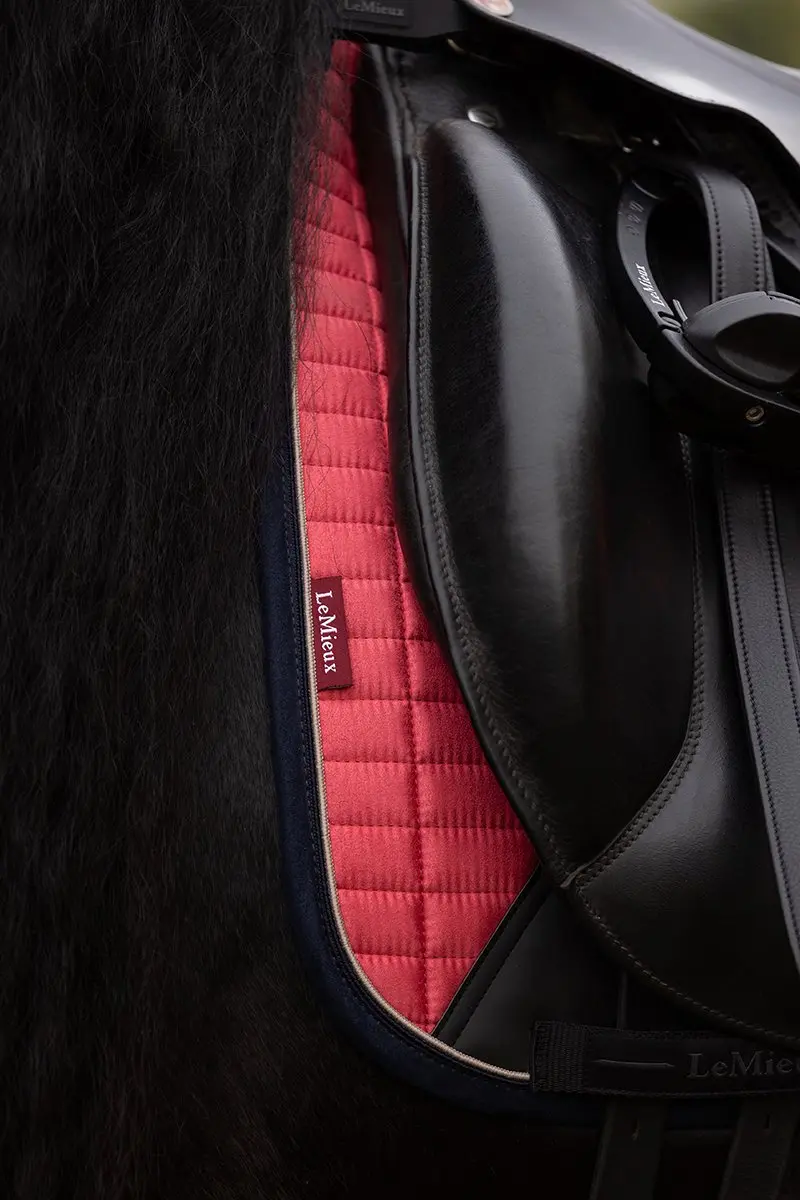 Lemieux Suède Dressage Zadeldek Full - Donkerroze - afbeelding 6 van 6