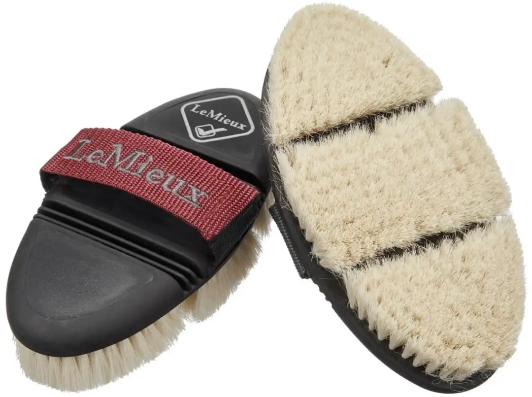 LeMieux Flexi Geitenharen Body Brush Walnut