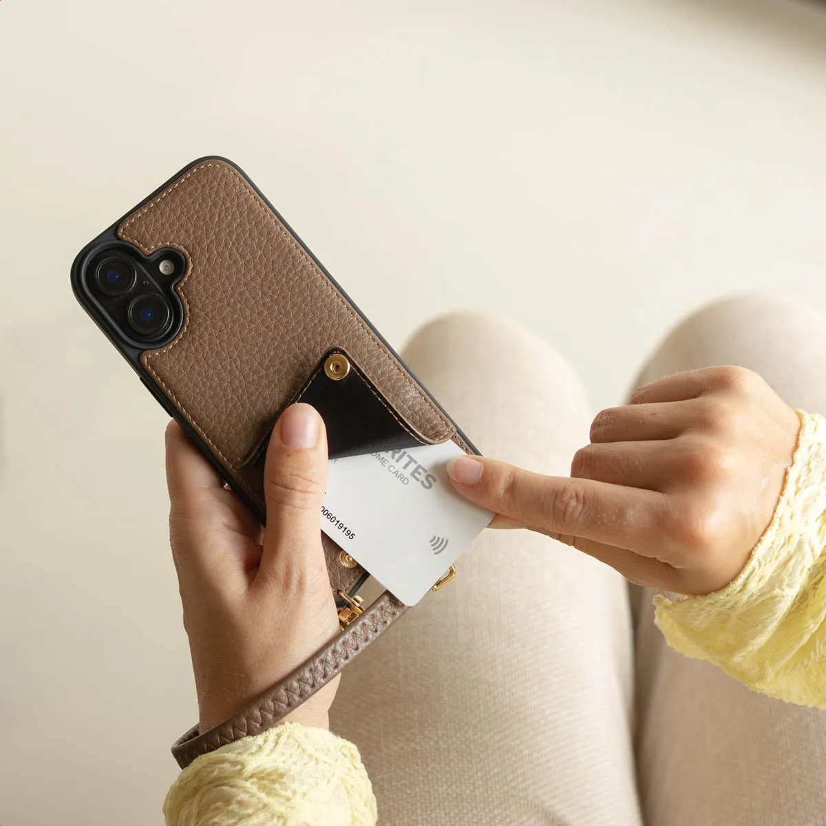 Selencia Hoesje iPhone 17 - Backcover met koord - 2 Pasjes - Mocha Brown