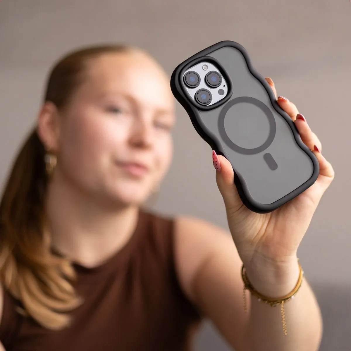 Selencia Wavy Case iPhone 14/13 - Zwart