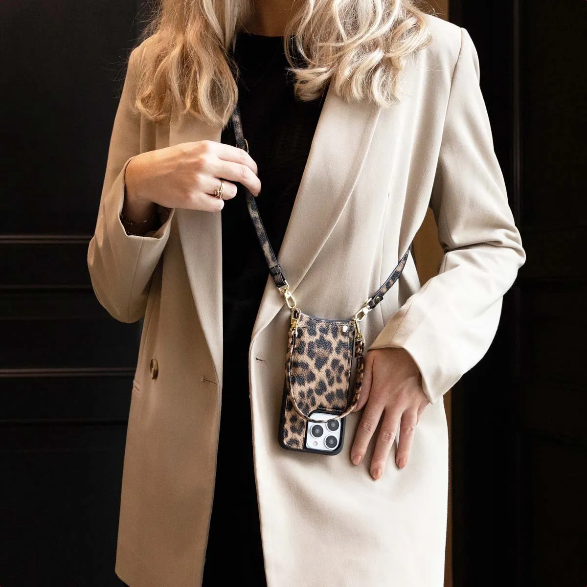 Selencia iPhone 15 Hoesje Leopard - 2 Pasjes