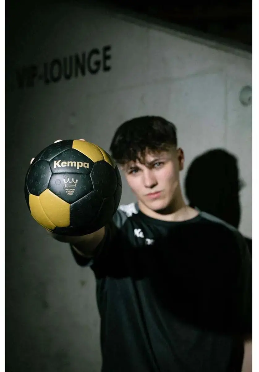 Uhlsport Spectrum Synergy Primo Handbal Bal 2 - Zwart/Goud - afbeelding 3 van 4