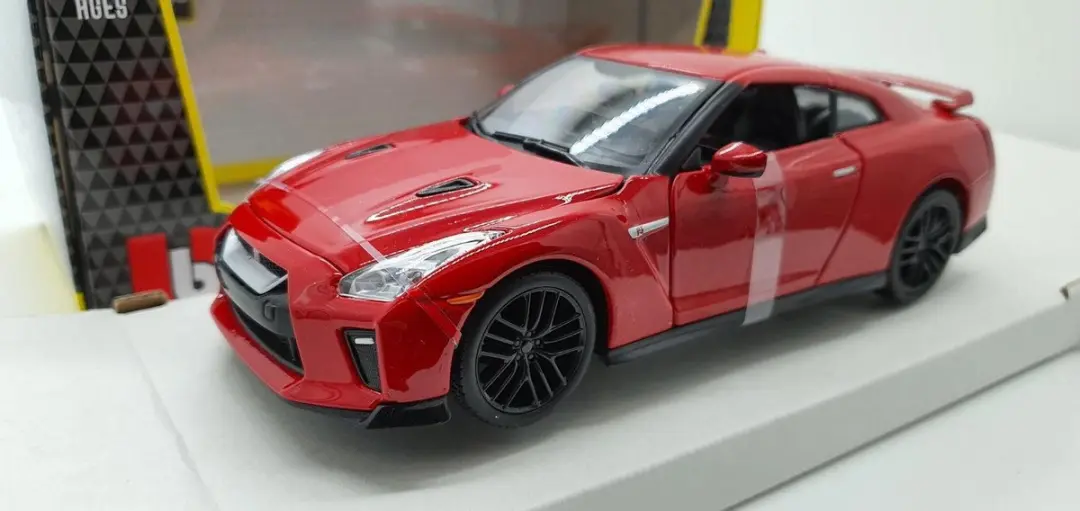 Bburago Nissan GT-R 1:24