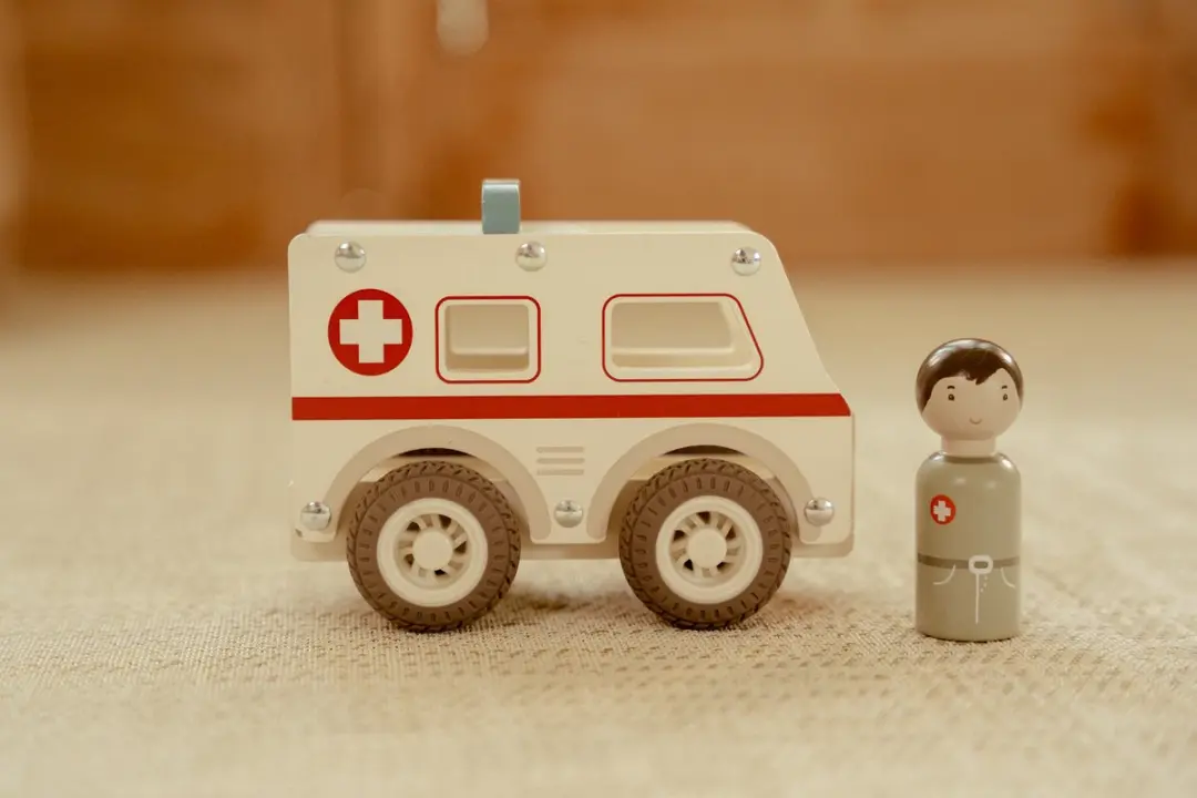 Little Dutch Houten Ambulance Speelgoedauto - Meerkleurig - afbeelding 6 van 6