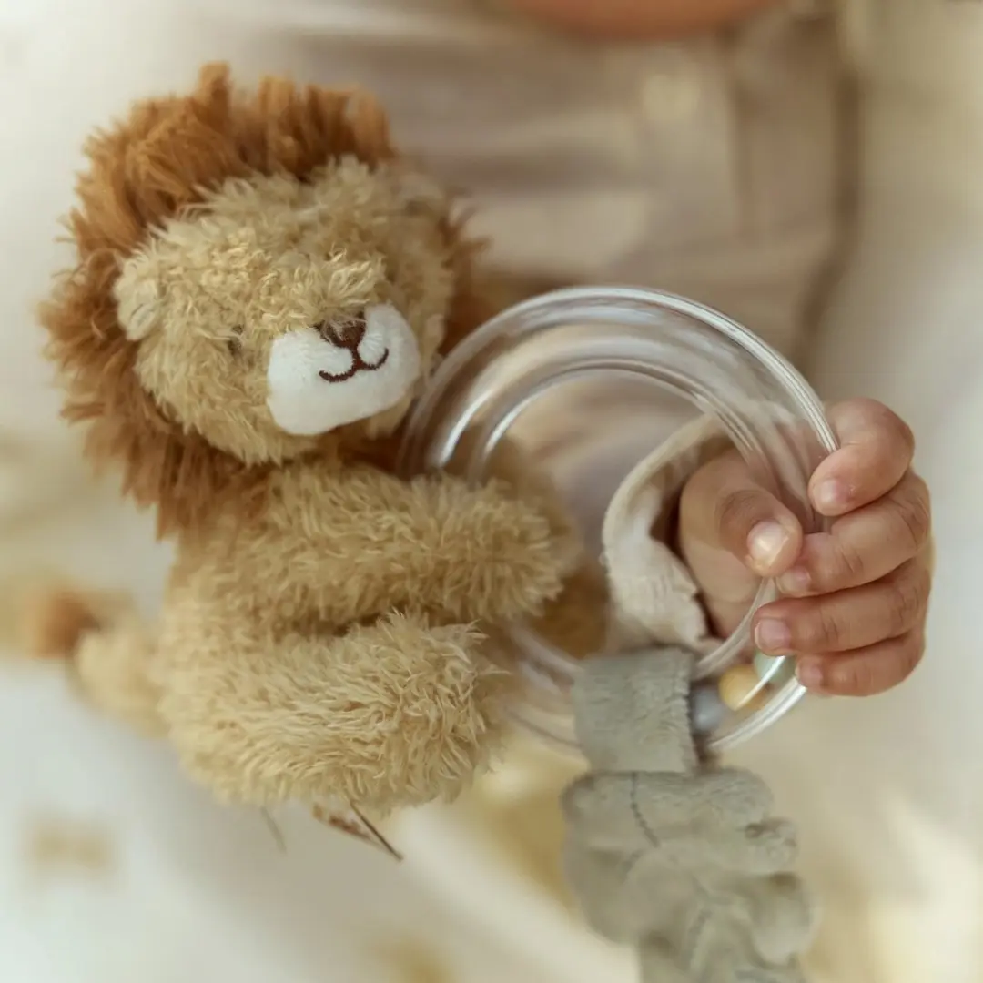 Little Dutch Safari Friends Ringrammelaar - Leeuw Geel - afbeelding 6 van 6
