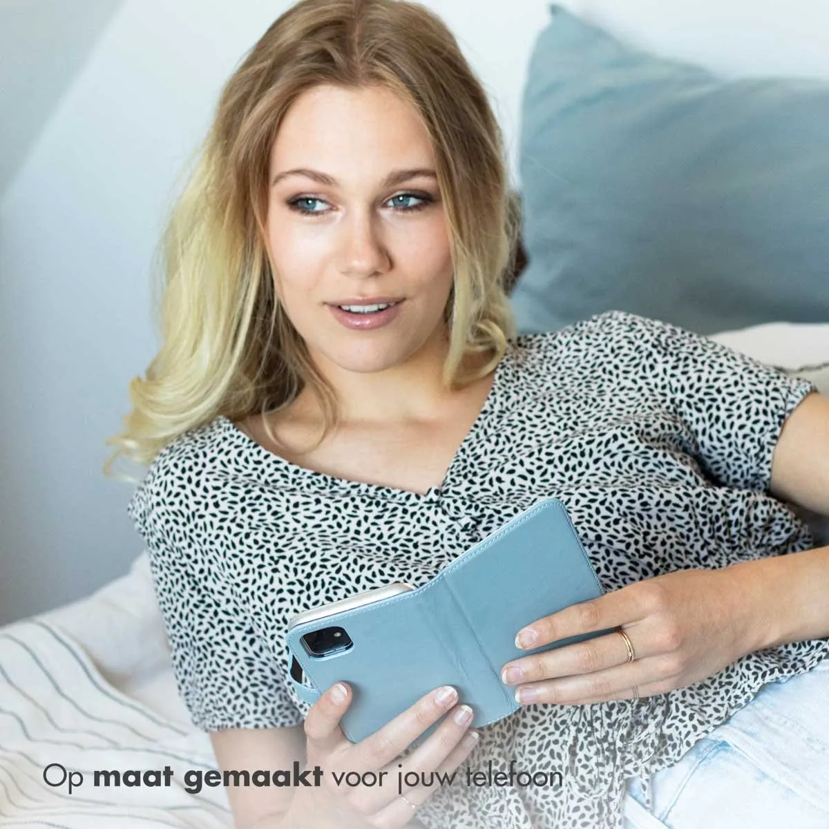 Selencia Hoesje Google Pixel 8a - Echt Lederen Bookcase Lichtblauw