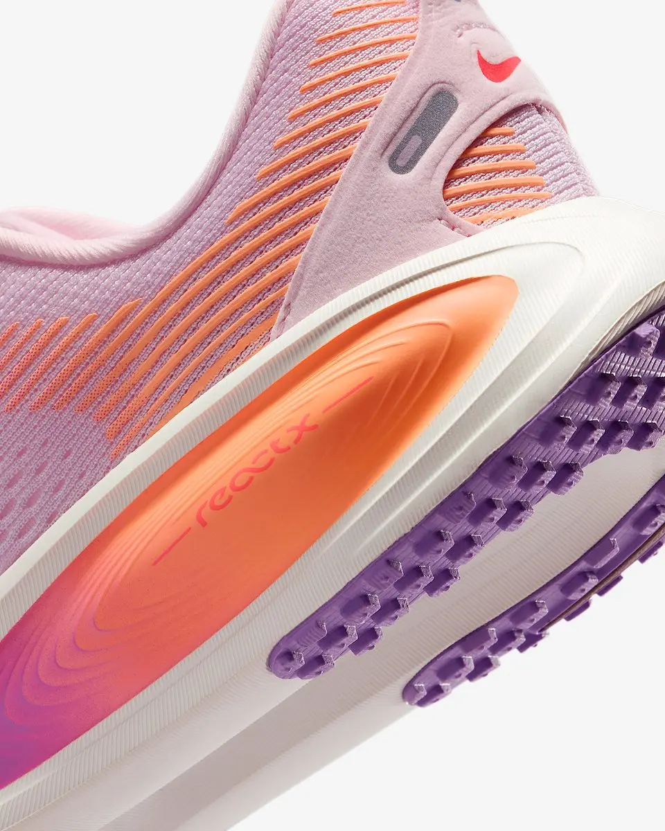 Nike Vomero 18 Hardloopschoenen HQ2157-603 - 35.5 Roze