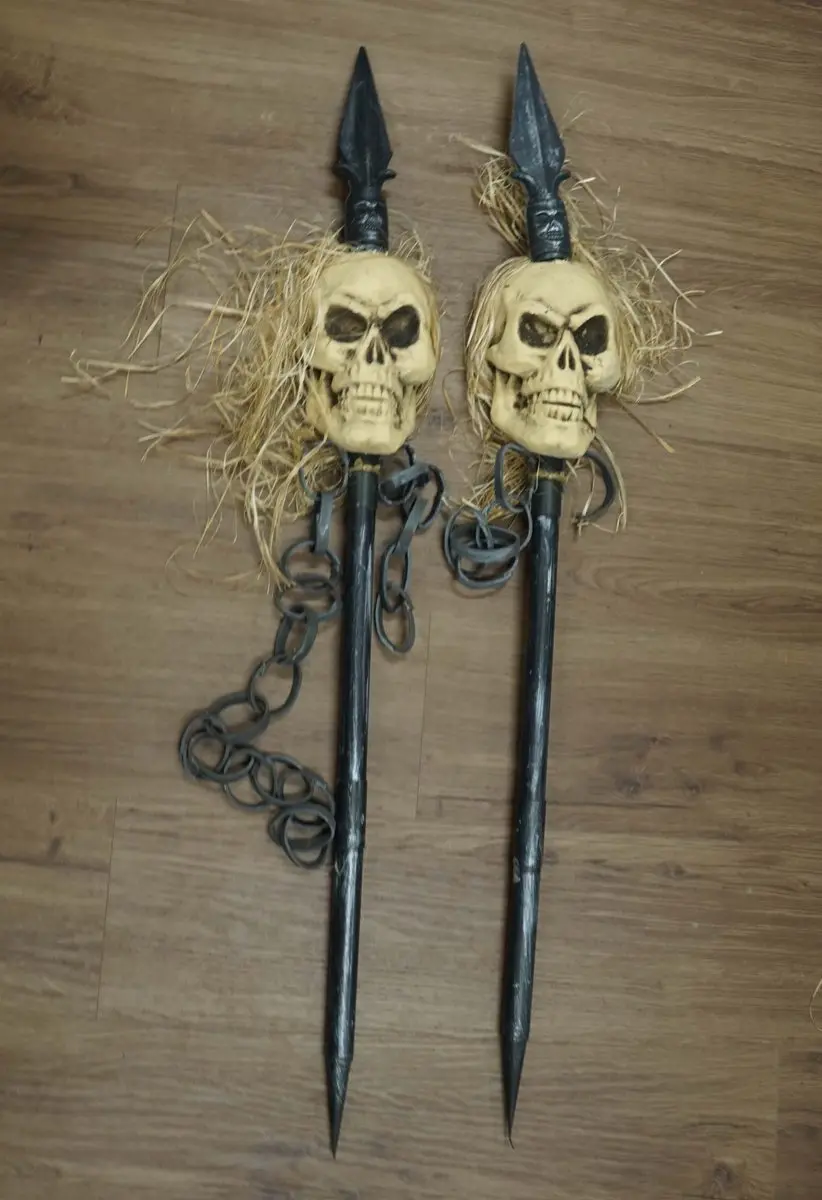 Halloween decoratie speren met doodskoppen
