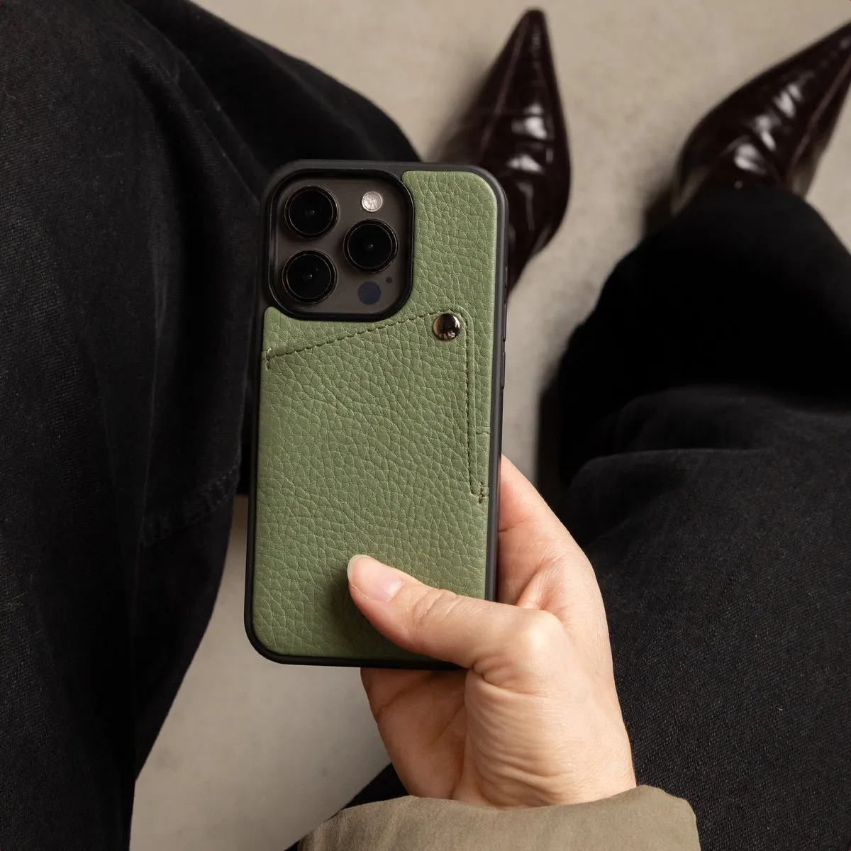 Selencia Hoesje iPhone 16 Sage Green - 2 Pashouders