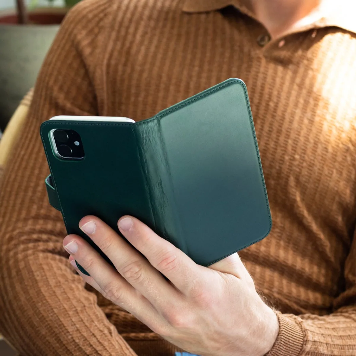 Selencia Hoesje iPhone 12 Pro Groen - Echt Lederen Bookcase - 3 Pasjes