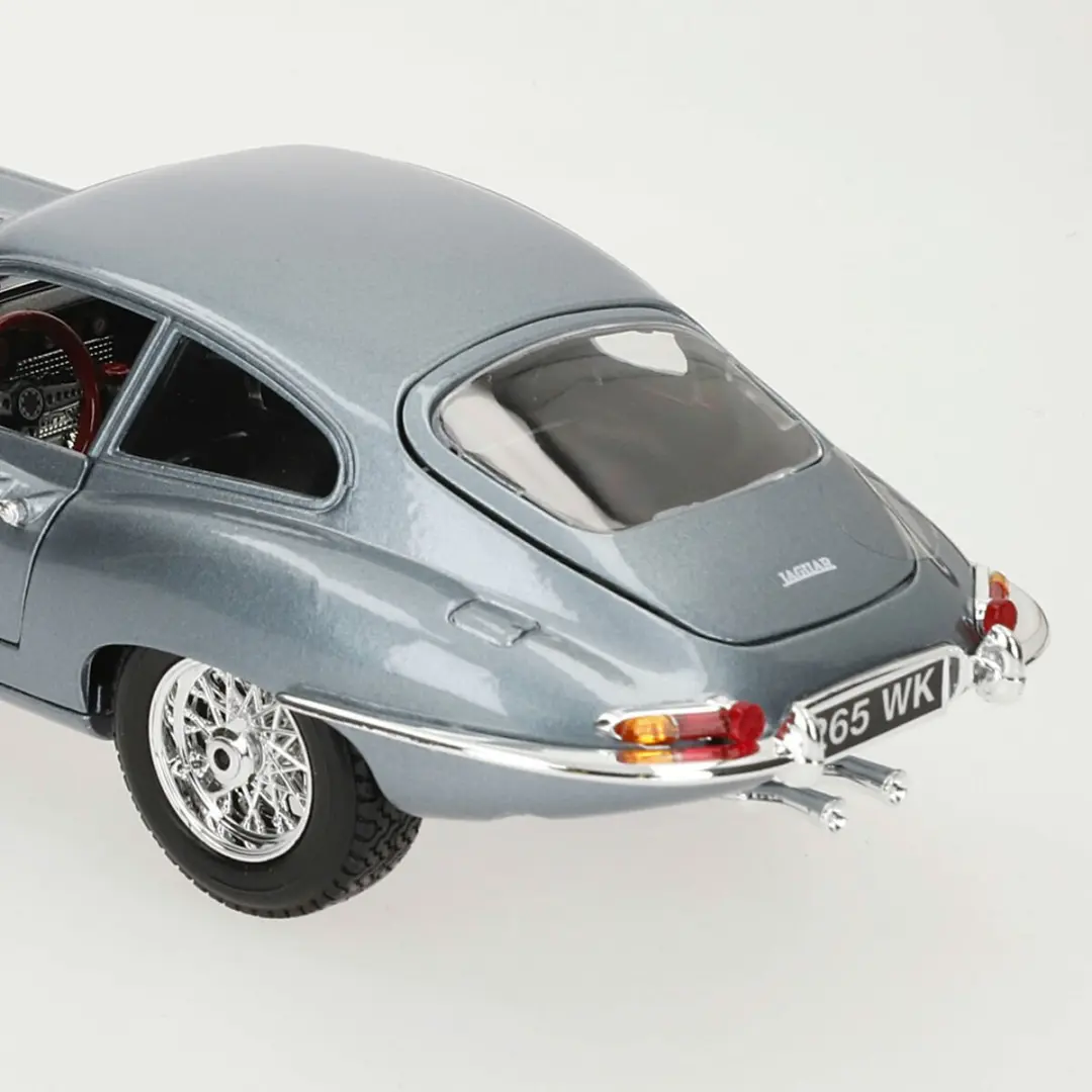 Bburago Jaguar E-Type Coupe 1:18 - Zilver - afbeelding 2 van 6
