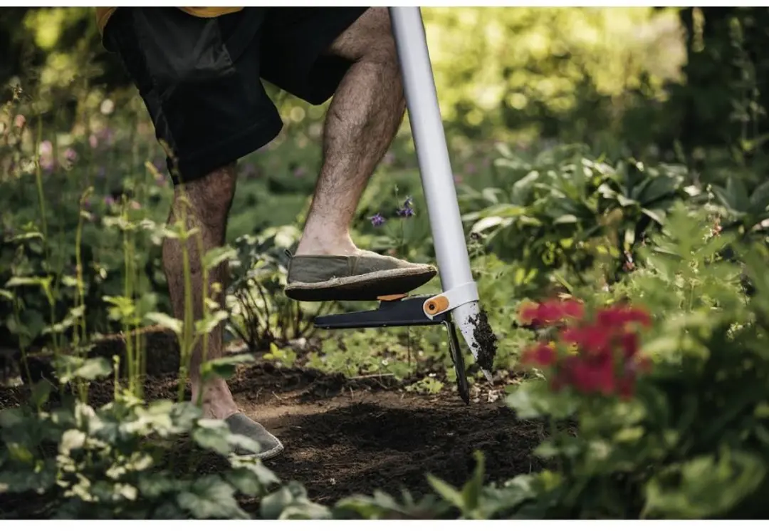 Fiskars Xact Bollenplanter 105cm - Aluminium - afbeelding 5 van 6