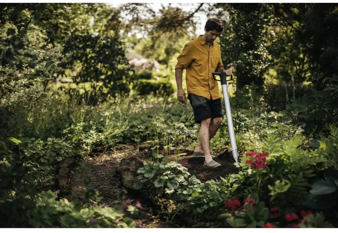 Fiskars Xact Bollenplanter 105cm - Aluminium - afbeelding 4 van 6