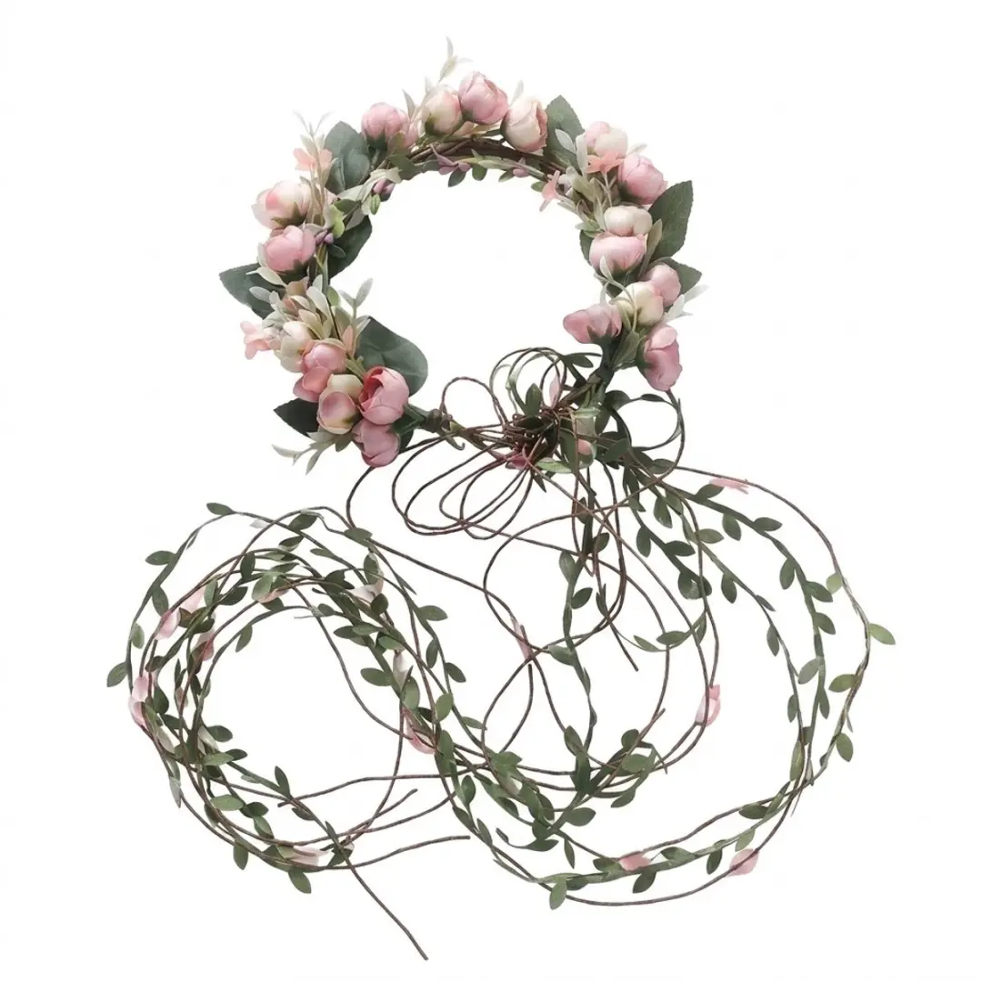 Roze krans bloemen rond kunststof krans met groene bladeren en touw strik decora