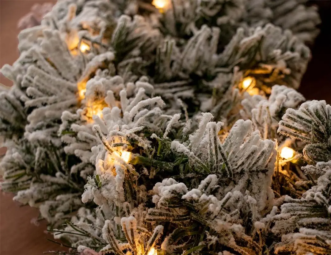 Lumineo Kerstkrans 50cm - Groen/Wit - Sneeuweffect - afbeelding 3 van 6