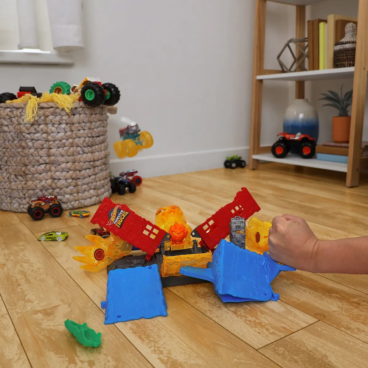 Hot Wheels Monster Trucks Torch Tower Takedown HTP39