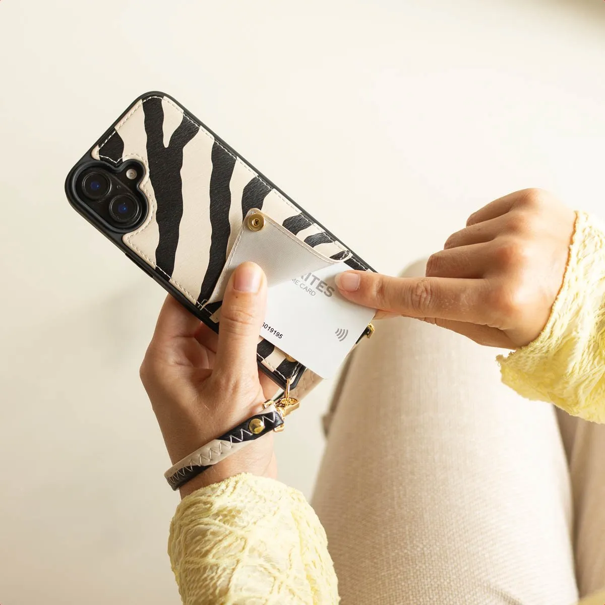Selencia Hoesje iPhone 17 Pro Max Zazzy Zebra - 2 Pasjes