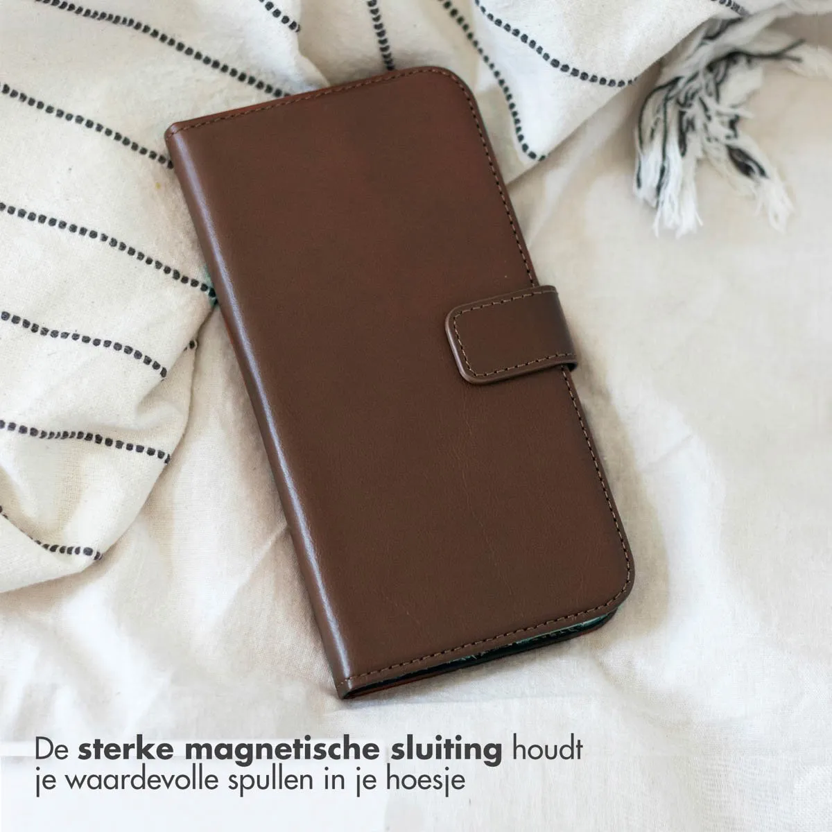 Selencia Hoesje iPhone 14 Pro Max - Echt Lederen Bookcase Bruin