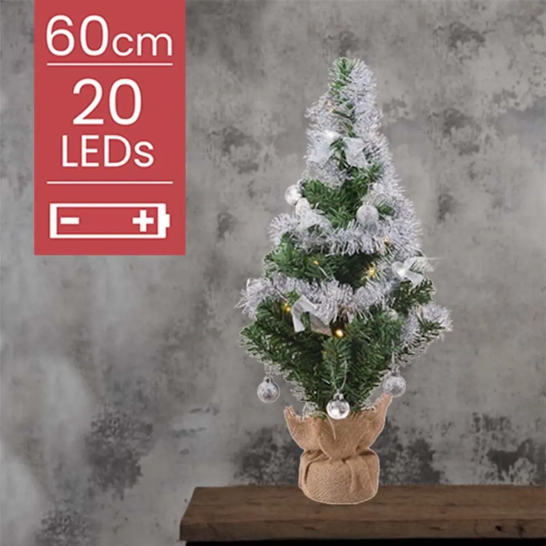 Kunstkerstboom met zilveren versiering op batterijen