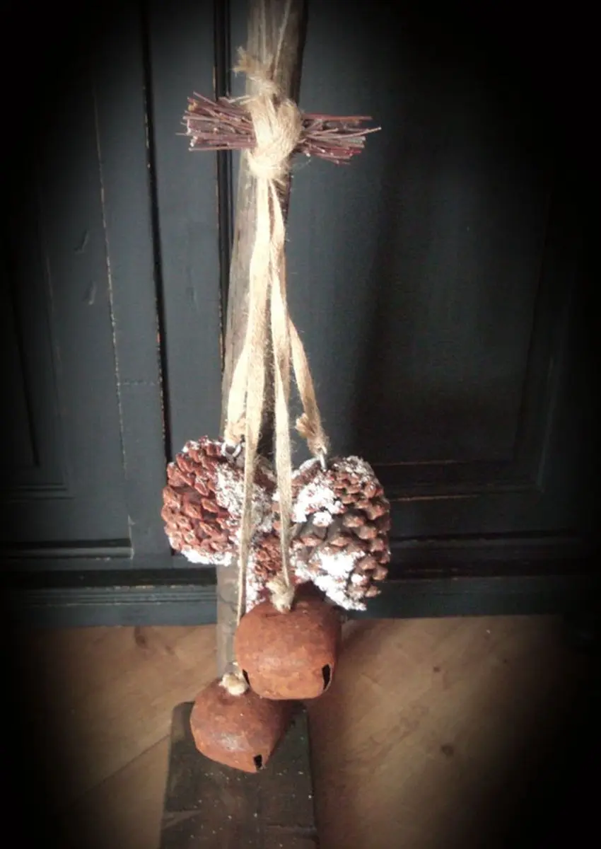 Hanger bellen en dennenappels