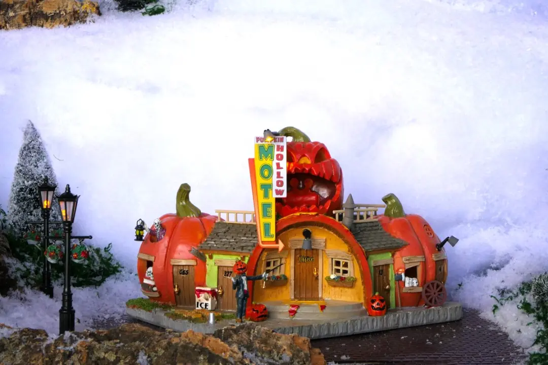 Lemax Spooky Town Pumpkin Hollow Motel