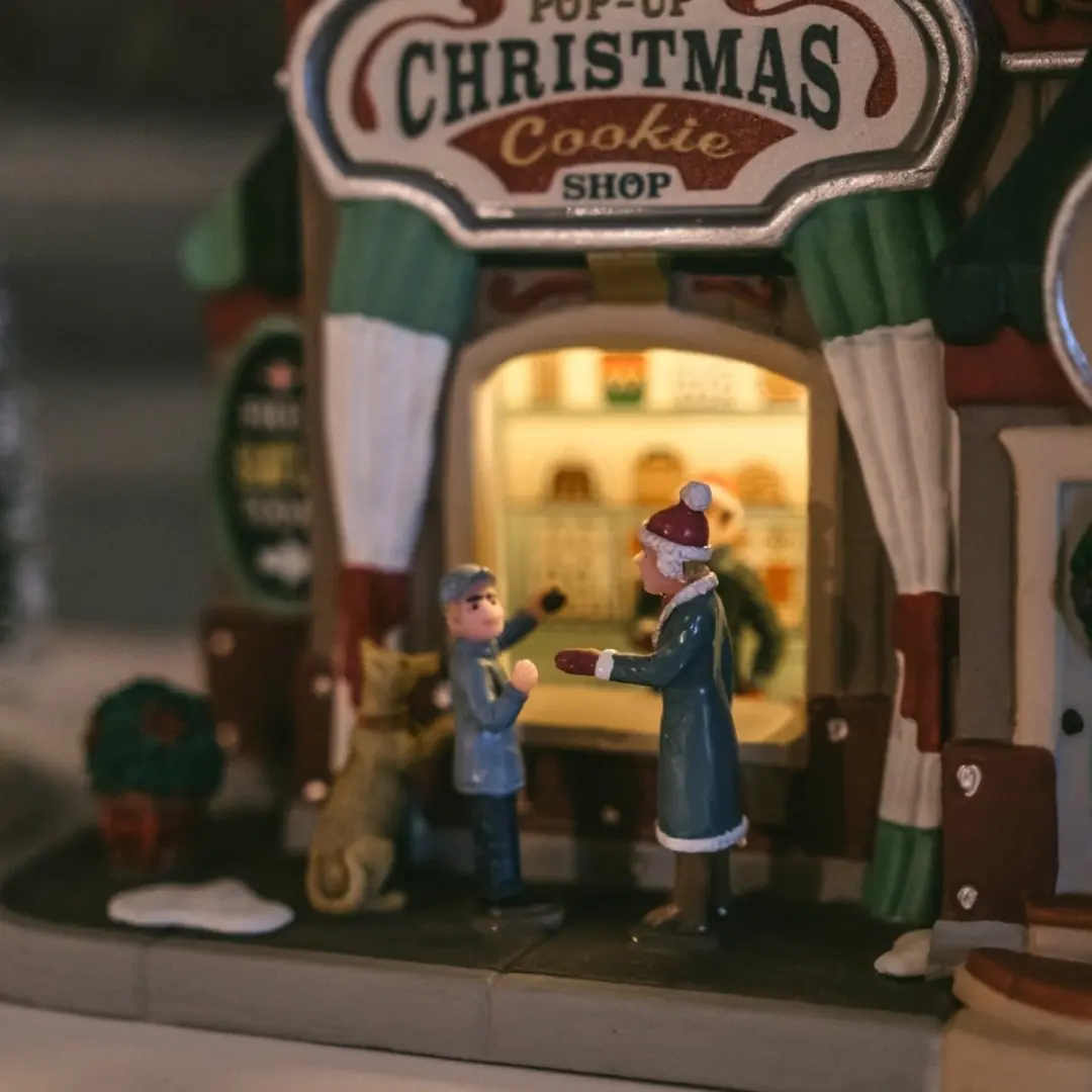 Lemax Pop-Up Christmas Cookie Shop Caddington Village 2025 - Meerkleurig - afbeelding 6 van 6