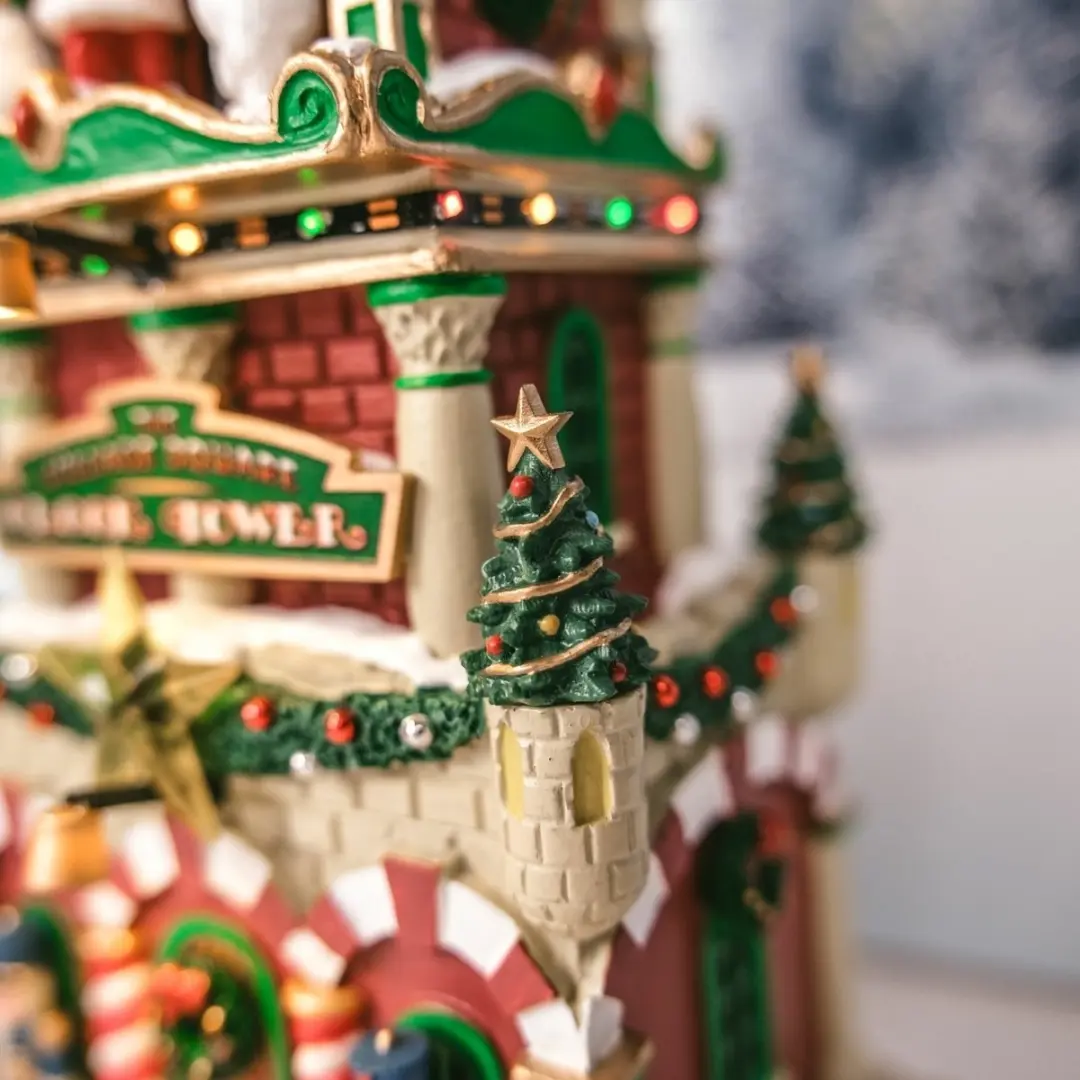 Lemax The Village Square Clock Tower - Santa's Wonderland 2025 - Mehrfarbig