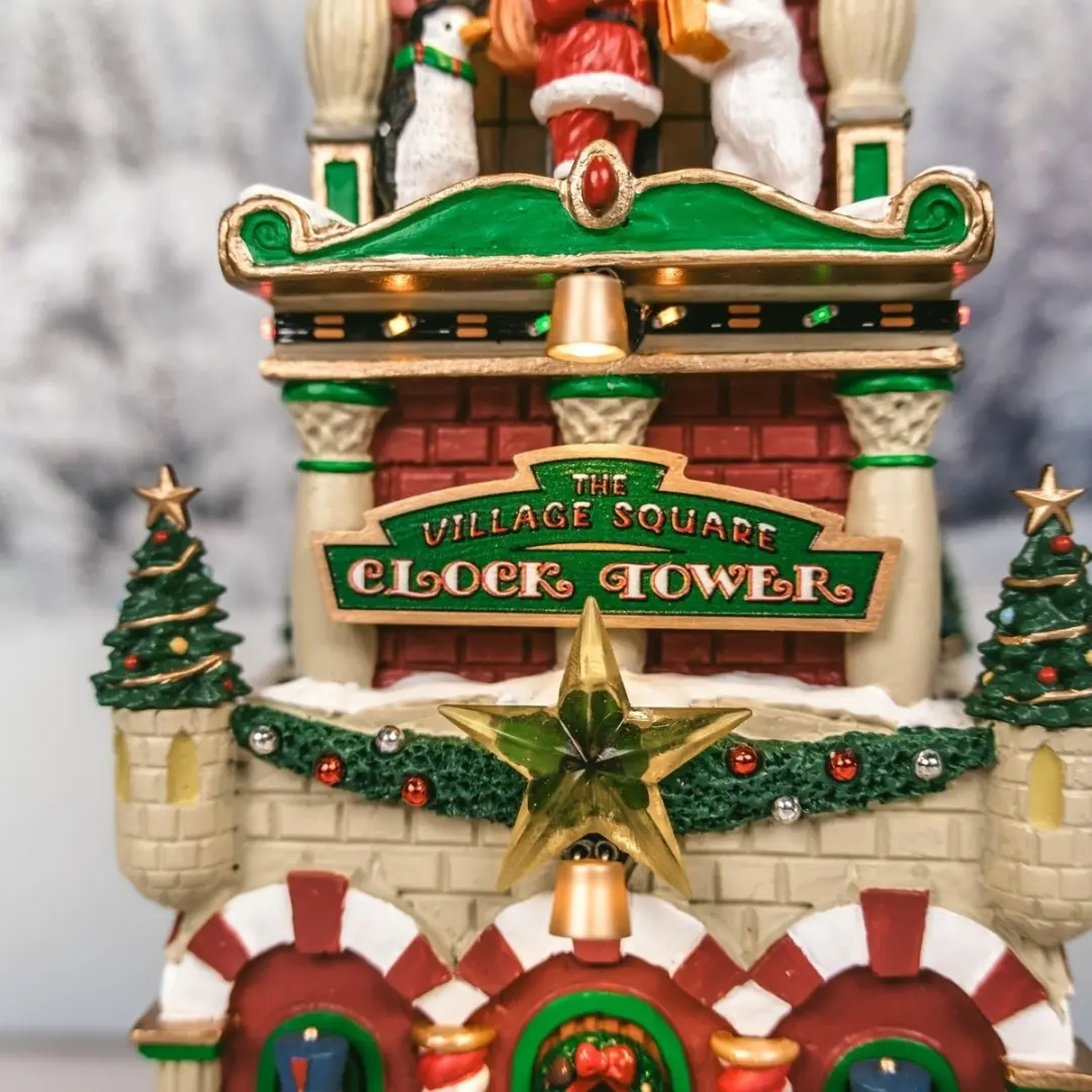 Lemax The Village Square Clock Tower - Santa's Wonderland 2025 - Mehrfarbig - afbeelding 6 van 6