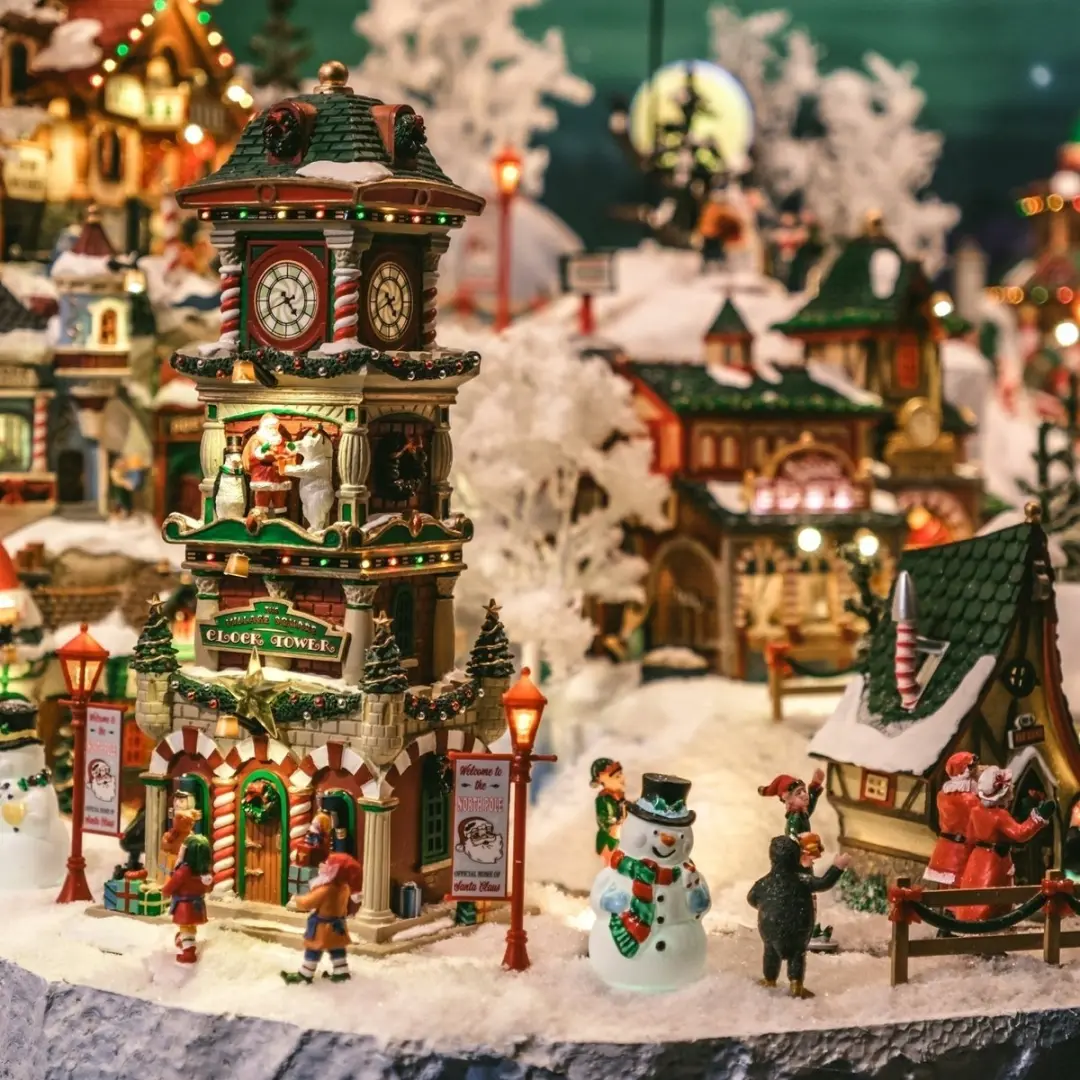 Lemax The Village Square Clock Tower - Santa's Wonderland 2025 - Mehrfarbig