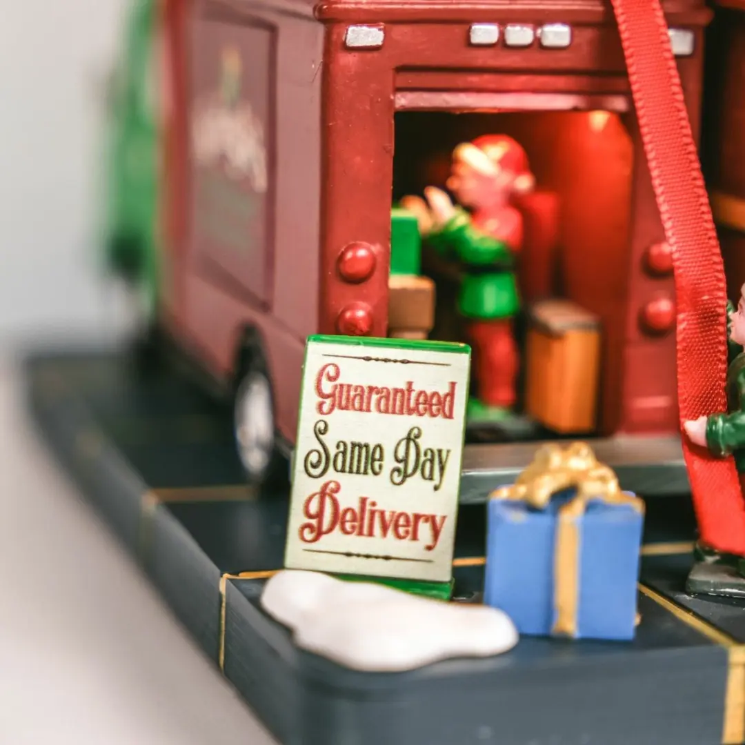 Lemax Kringle's Courier Santa's Wonderland 2025 - Bewegend Kersthuisje - Meerkleurig