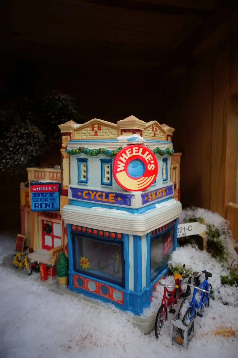 Lemax Wheelie’s Cycle And Skate Shop Kersthuisjes - Kerst Mix