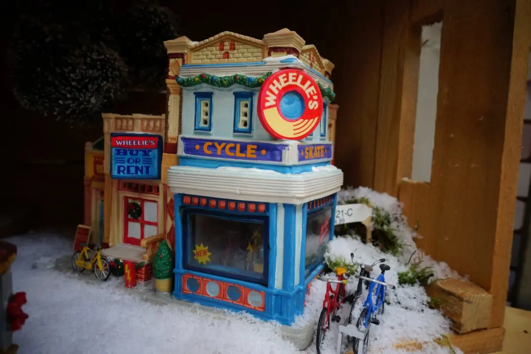 Lemax Wheelie’s Cycle And Skate Shop Kersthuisjes - Kerst Mix