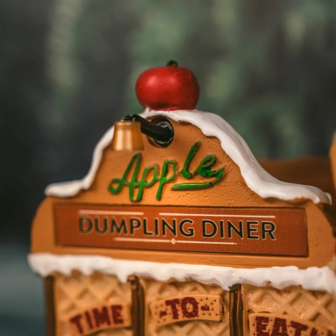 Lemax Apple Dumpling Diner Sugar 'N' Spice 2025 - Meerkleurig - afbeelding 6 van 6