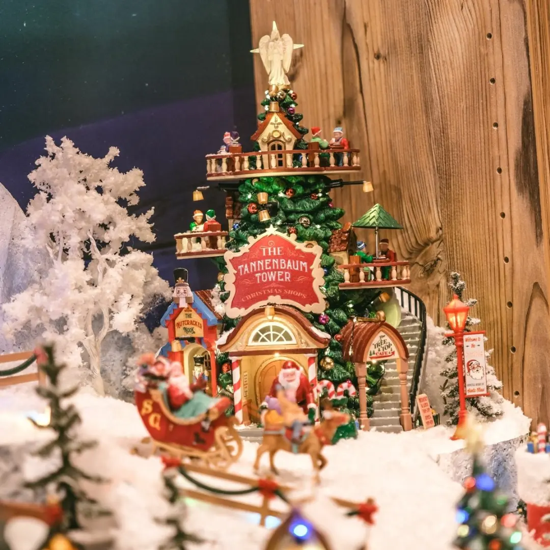 Lemax The Tannenbaum Tower Kersthuisje - Santa's Wonderland 2025 - Meerkleurig