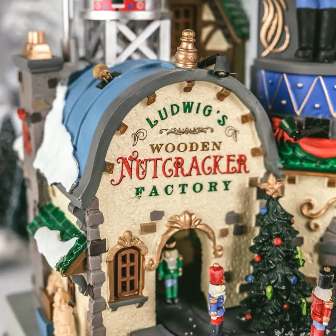 Lemax Ludwig’s Wooden Nutcracker Factory Verlicht Gebouw - afbeelding 6 van 6