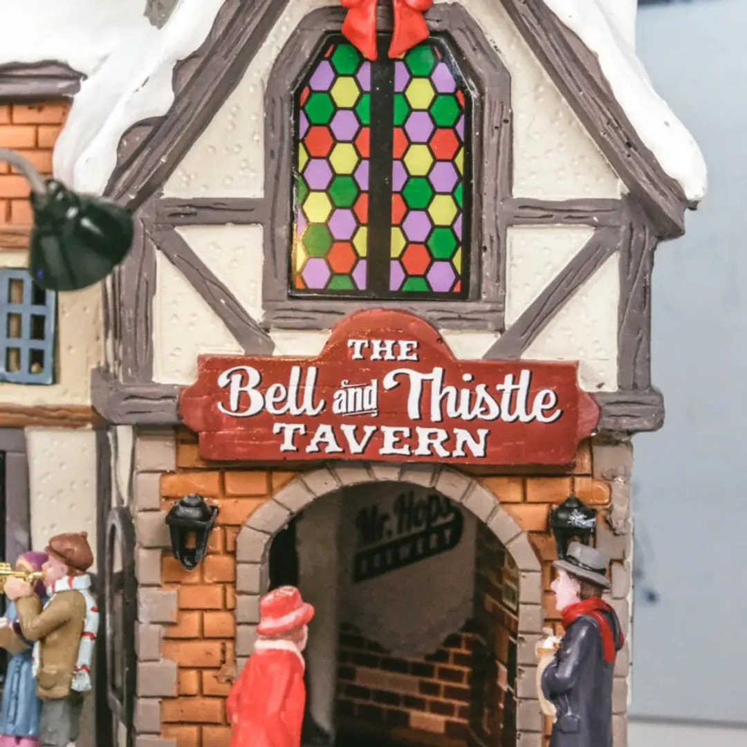 Lemax The Bell & Thistle Tavern Verlicht Gebouw - Met Animatie & Geluid