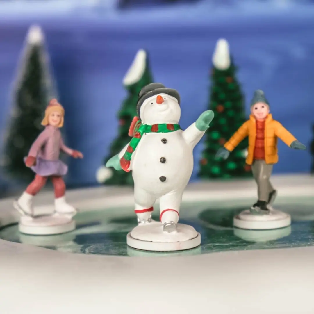 Lemax Frosty Goes Ice Skating Tafelstuk - Animatie - Batterijvoeding