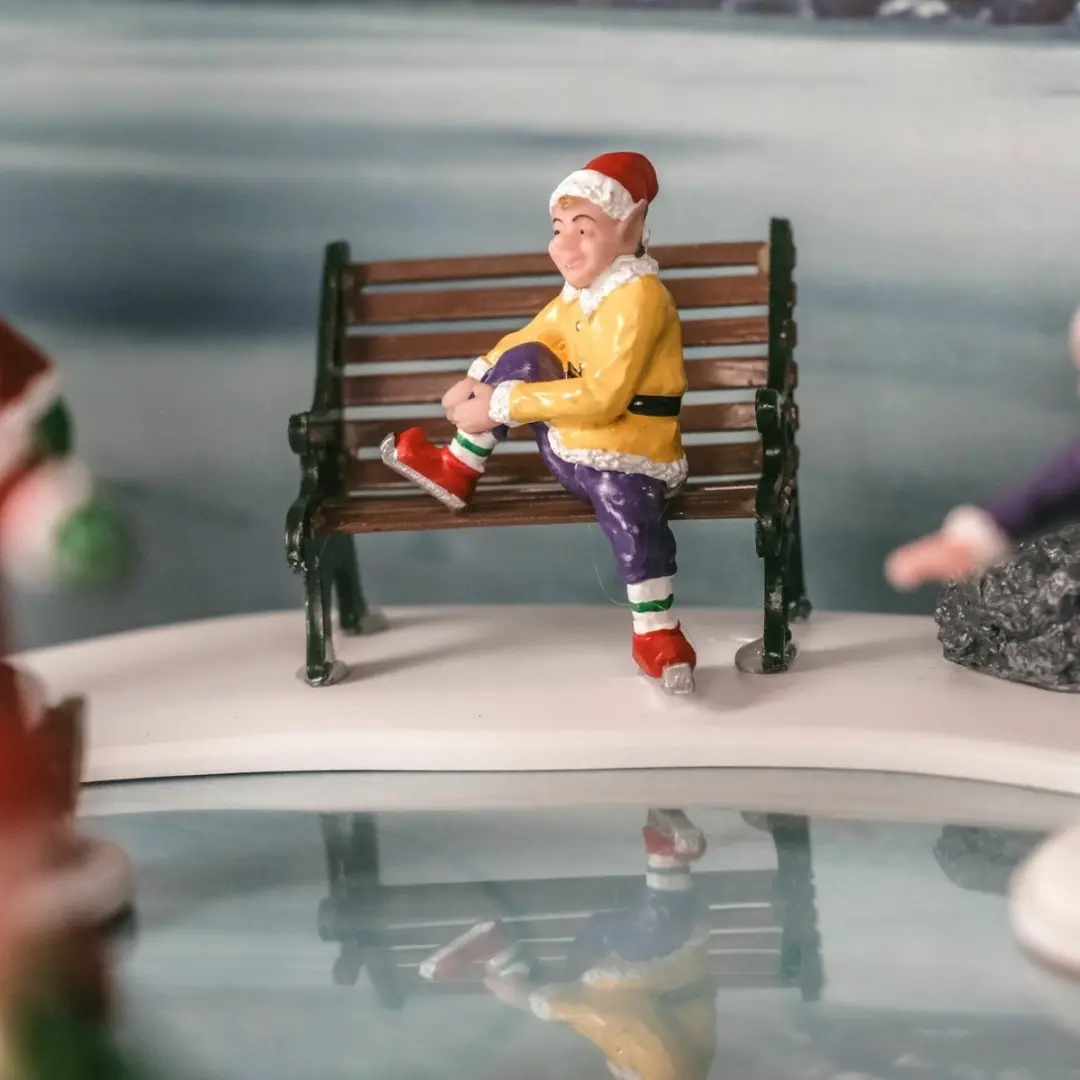 Lemax Northern Lights Skating Pond - Schaatsvijver Decoratie - Meerkleurig
