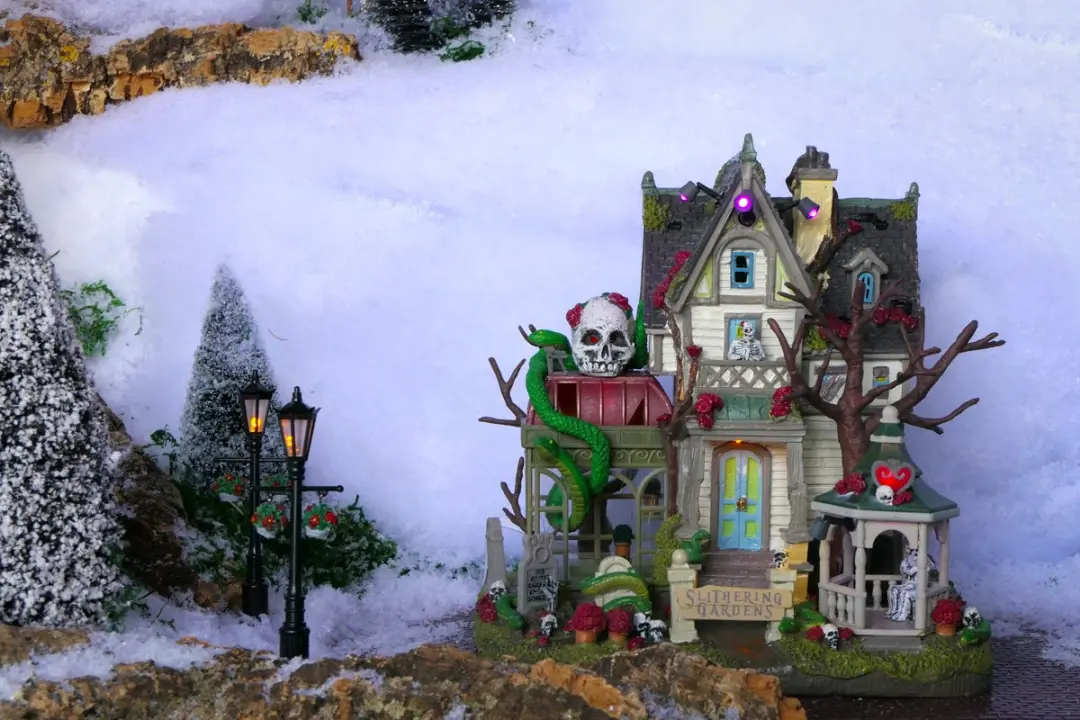 Lemax Spooky Town Slithering Gardens