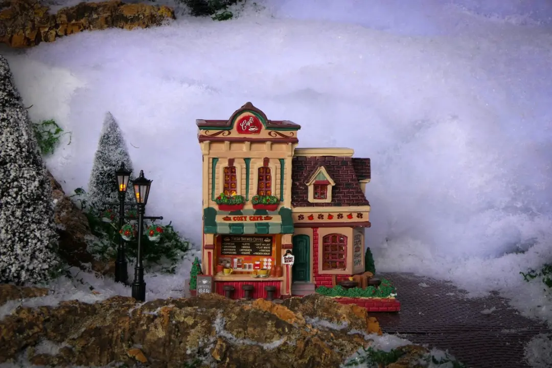 Lemax Cozy Café
