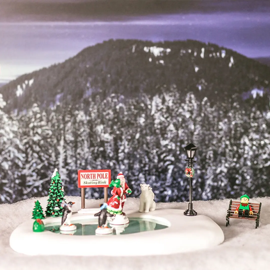 Lemax North Pole Skating Rink Figuur - Animatie