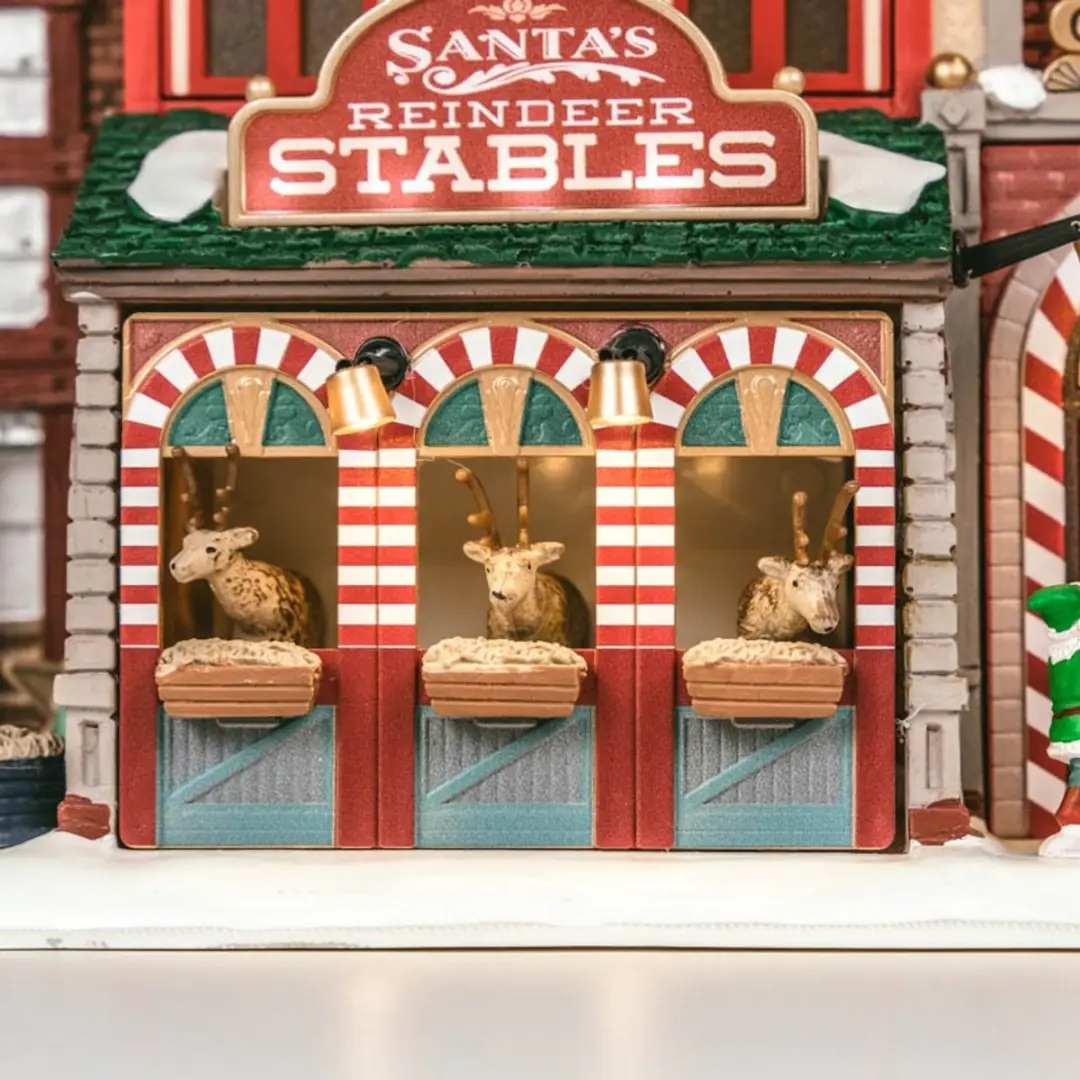 Lemax Santa's Reindeer Stables Verlicht Gebouw - 1 Stuks - Meerkleurig